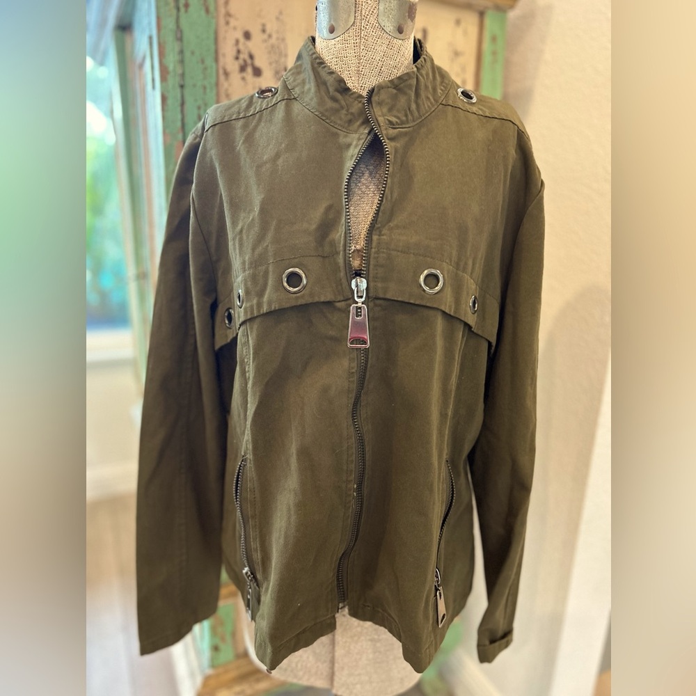 Seminare olive green jacket size 44 fits more like a bigger medium.